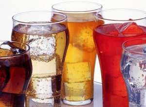 Người bệnh tụt huyết áp, huyết áp thấp không nên uống quá nhiều nước ngọt